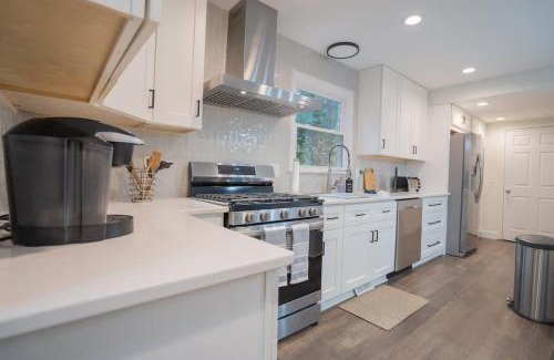 North Raleigh House | Fire pit - 6 Min to North Hills - Screened Porch