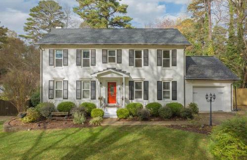North Raleigh House | Fire pit - 6 Min to North Hills - Screened Porch