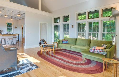 Spruce Pine Apartment | Fire Pit and Views Pet-Friendly Spruce Pine Studio