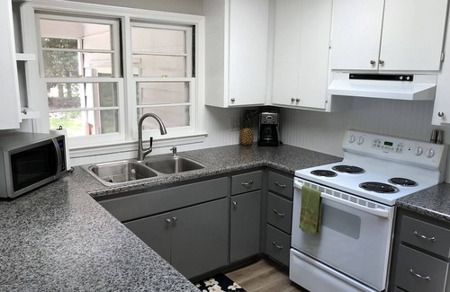 Southern Pines House | Fire Pit- Pool Table- 8 Beds- Midway House