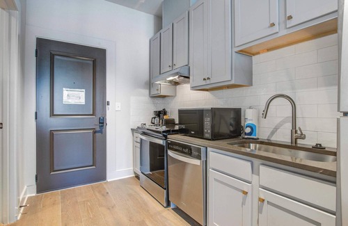 Cannonborough Elliotborough Condo | Fire Tower | 1BR Hideaway in Downtown CHS with TV!