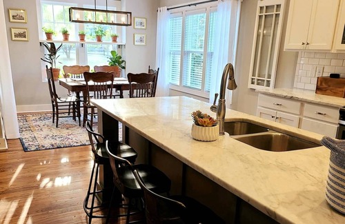 Southern Pines House | Firefly Cottage with Cozy Fire pit, porch swing & King bed in SouthernPines