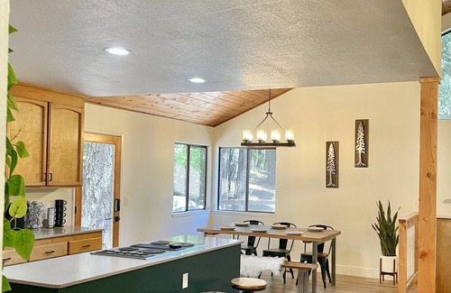 Pollock Pines Cabin | FirePit~Horseshoes~King Bed~Near Lake, Wine, Farms