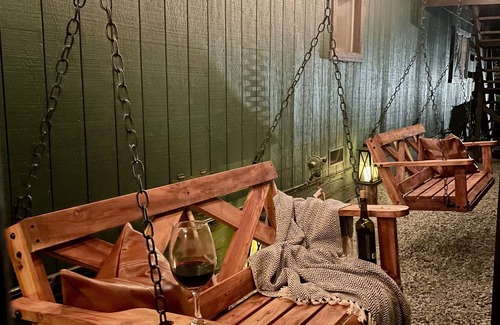 Pollock Pines Cabin | FirePit~Horseshoes~King Bed~Near Lake, Wine, Farms