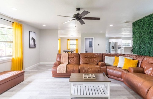 DeLand Apartment | Firepit + Pool Table + Grill + 8mi to Blue Springs