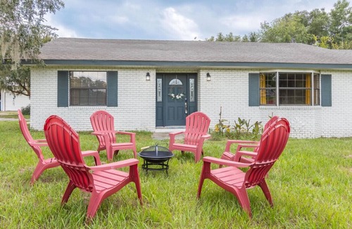 DeLand Apartment | Firepit + Pool Table + Grill + 8mi to Blue Springs