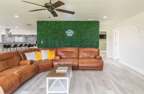 DeLand Apartment | Firepit + Pool Table + Grill + 8mi to Blue Springs