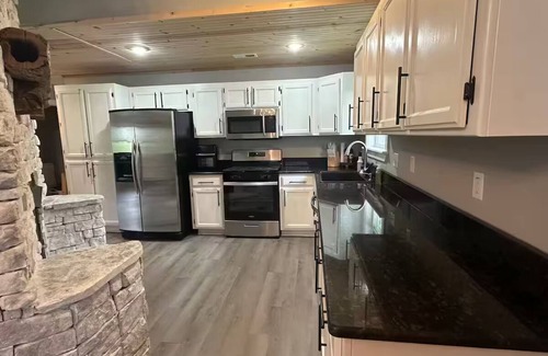 Isabella House | Fireplace Lodge - 1 mile from Golf Course & 5 mins from the lake!