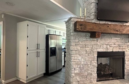 Isabella House | Fireplace Lodge - 1 mile from Golf Course & 5 mins from the lake!