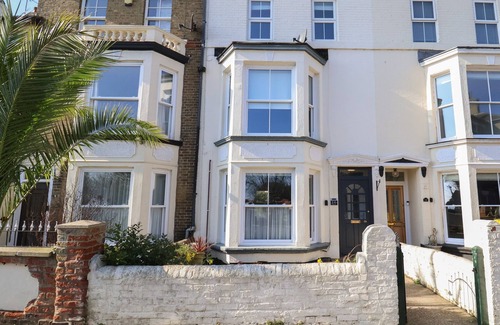 Lowestoft Cottage | FIRST LIGHT, pet friendly, with open fire in Pakefield