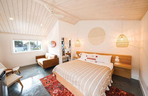 Stinson Beach Hotel | Fish Board Studio includes King Bed with Kitchenette and Futon