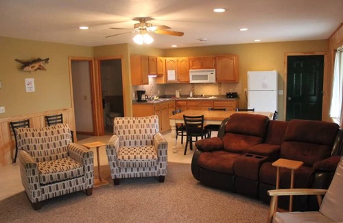 Baudette Cabin | Fisherman Base Camp on Rainy River - 5 Mins to the Lake!