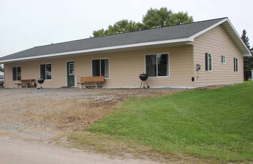 Baudette Cabin | Fisherman Base Camp on Rainy River - 5 Mins to the Lake!