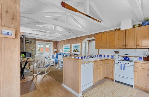 Salmon Creek Cabin | Fishermans Cottage~Timeless Coastal Cottage in Bodega Bay, Walk to Beach/WiFi
