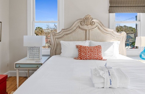 Westside House | Fit For A King, Street-2br/2ba