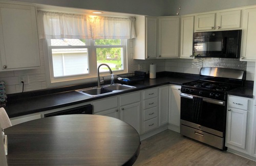 Lebanon Apartment | Fitted for the business traveler, a 2-bedroom apartment in Lebanon with WiFi, AC