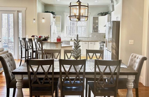 Buford House | Five Bdrms, Fire pit! Perfect for groups! Water park, boat ramp, venues nearby!