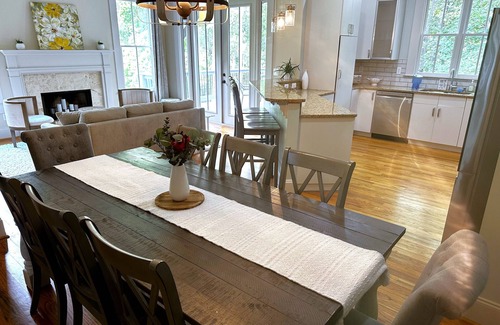 Buford House | Five Bdrms, Fire pit! Perfect for groups! Water park, boat ramp, venues nearby!