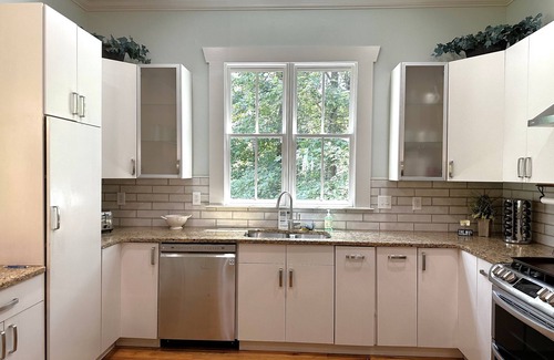 Buford House | Five Bdrms, Fire pit! Perfect for groups! Water park, boat ramp, venues nearby!