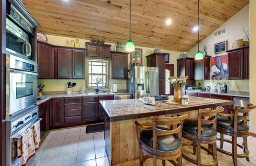 Caddo Gap Cabin | Flag Hole Riverfront Cabin Near Local Attractions!