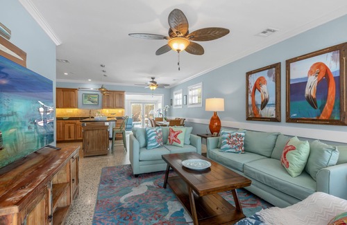 Midtown House | FLAMINGO ROSE ~ Midtown 3 Bedroom, 2 Bathroom Home w/Pool & Parking!