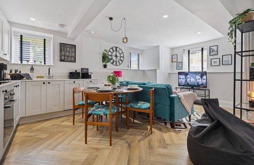 Roundhay Apartment | Flat B Stunning 2 bed in Roundhay, EV charging