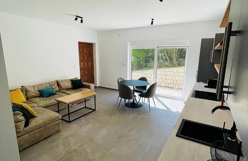 Topla Apartment | Flat mit Pool