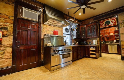 Hot Springs House | FlatIron w/Courtyard