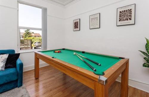 Liverpool House | Flatzy - Sleeps 16 Near Football Ground & Ping Pong Table