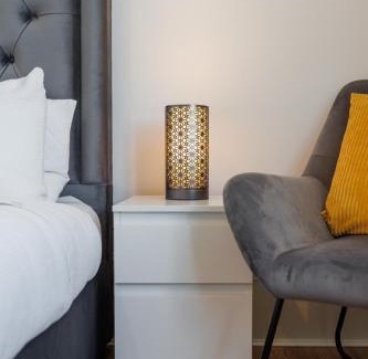 Liverpool House | Flatzy - Sleeps 16 Near Football Ground & Ping Pong Table