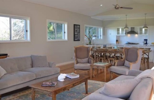Berry House | "Fleurwood" - walkable distance into Berry