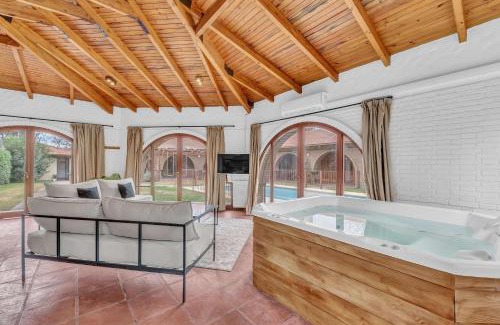 Chacras de Coria House | Fliphaus Wine Country Villa 20 pax 9 Bd Pool & Jacuzzi