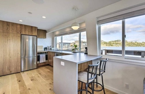 Mill Valley Apartment | Floating condo 'D' on Sausalito's Richardson Bay