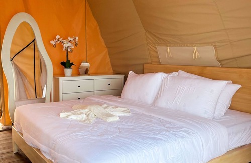 Kaputian Boat Rental | Floating Home in Reef Resort Unit 8