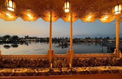 Dal Lake Boat Rental | Floating Luxury Group Of Houseboats