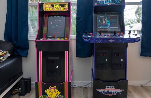 Palmetto House | Florda · HotTub Arcade Pool-table