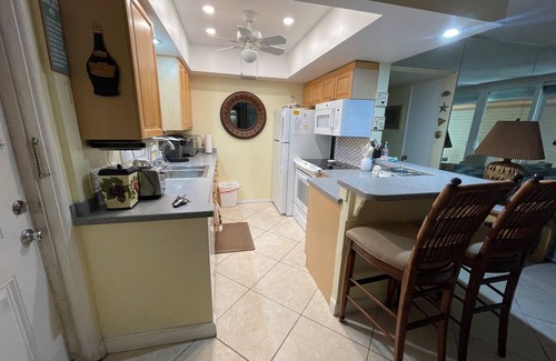 Redington Beach Apartment | Florida - Beachfront Apartment with Gulf Views – Redington Beach -