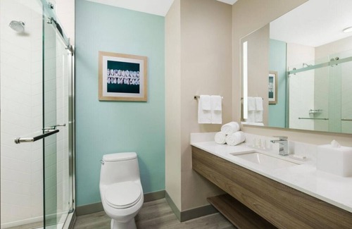 Marathon Hotel | Florida Keys Escape! Two Elegant Rooms for 8 Guests, Pool, FREE Breakfast