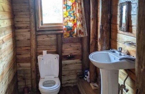 Fort Portal Cabin | Flower Hill