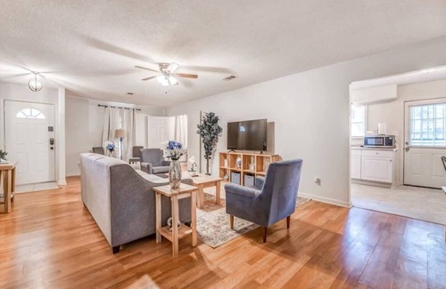 Memphis House | Flowering Peach Stayhouse