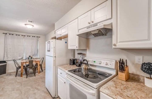 Memphis House | Flowering Peach Stayhouse