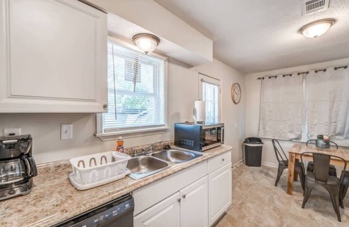 Memphis House | Flowering Peach Stayhouse