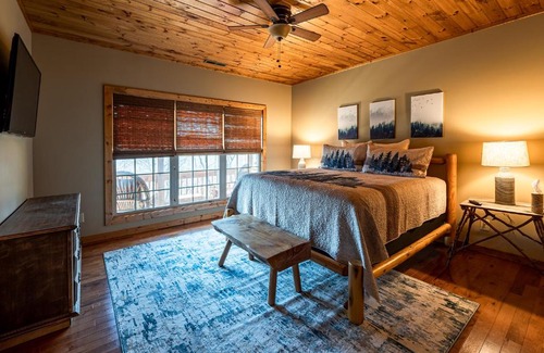 Topton Villa | Flying Squirrel Lakeview House - Spacious House with Private Deck and Hot Tub