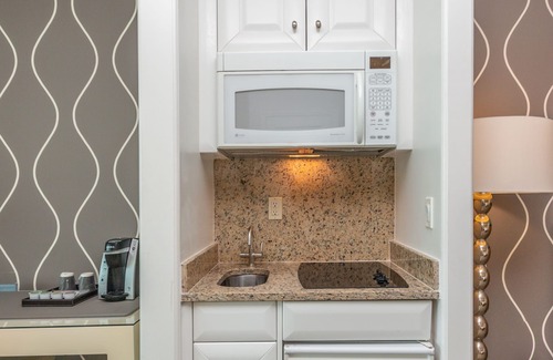 Mid Beach House | Fontainebleau Tresor Tower ll Private Bay View Junior Suite