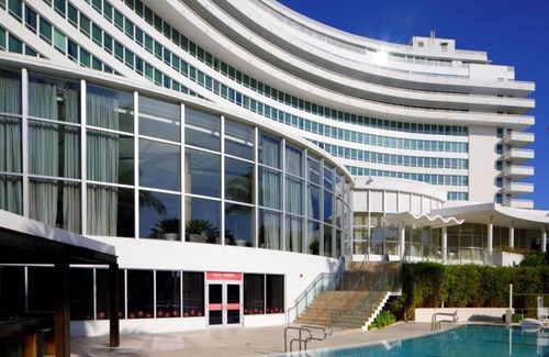 Mid Beach House | Fontainebleau Tresor Tower ll Private Bay View Junior Suite