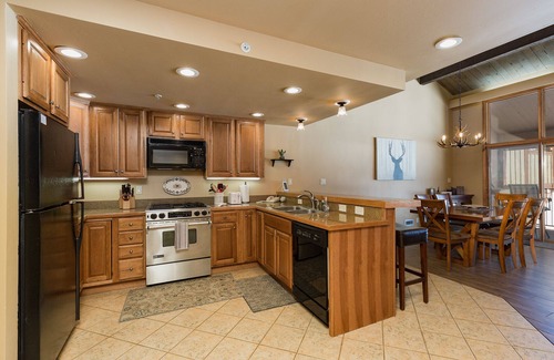 Purgatory House | Fore the Views Townhome (#710) | 10 min to Ski - Golf, AC - Pool/Hot Tub/Deck