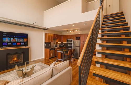 DeBaliviere Place Apartment | Forest Park Skyline Retreat with Balcony, Pool & Parking