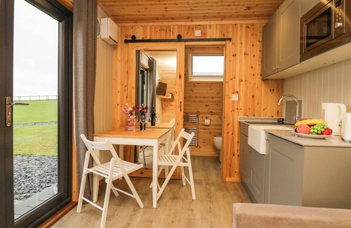 Askam and Ireleth Cottage | FOREST, romantic, with a garden in Dalton-In-Furness