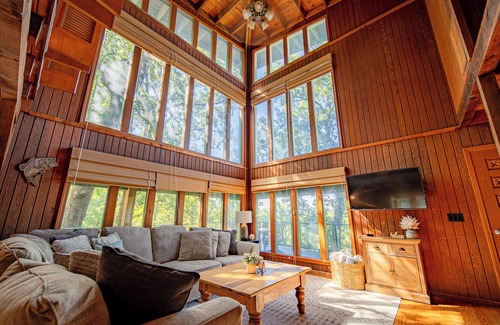 Lakeview House | Forest Shores - A lake house within walking distance to Bull Shoals Lake access.