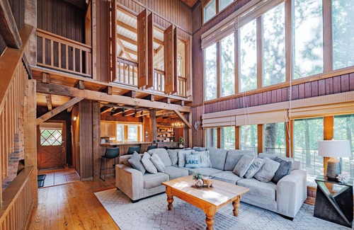 Lakeview House | Forest Shores - A lake house within walking distance to Bull Shoals Lake access.